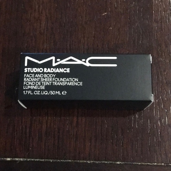 New in box MAC Studio Radiance Foundation W4 - Picture 2 of 3